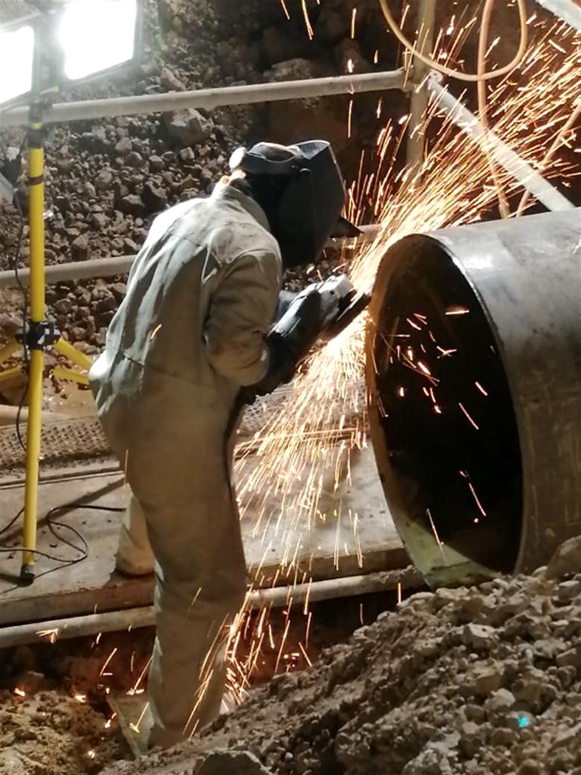 Especialista Alannar ejecutando trabajos de corte y preparación industrial en terreno
