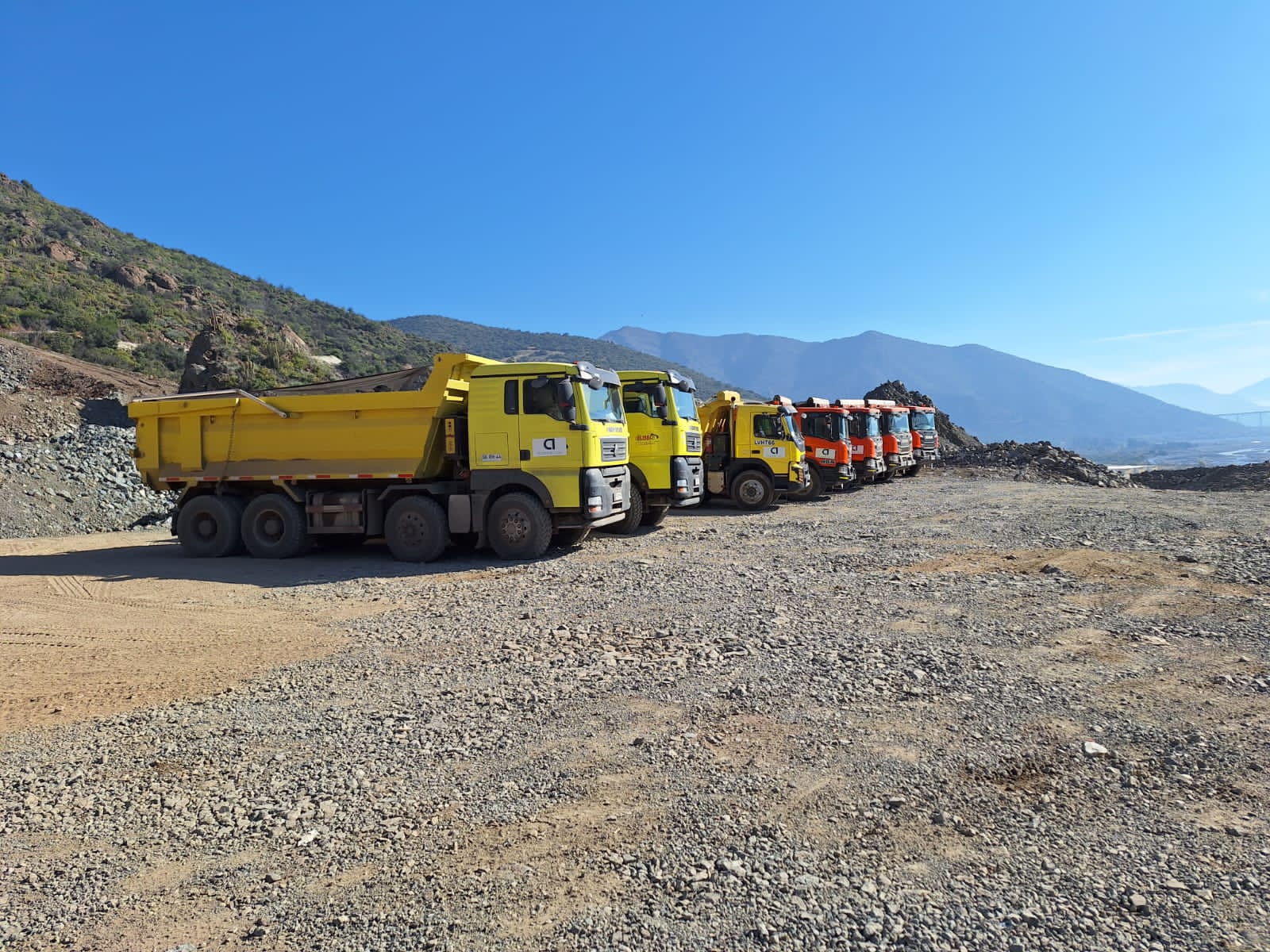 Flota Alannar en faena de movimiento de tierra